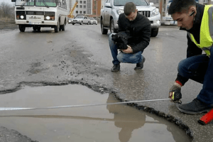 Чоловік втратив око і зуби через яму на дорозі (Відео)