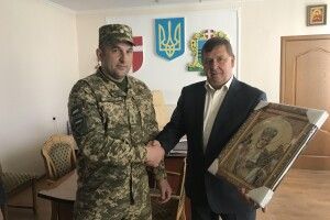 У подарунок доброчинцям – годинники з логотипом  військового підрозділу