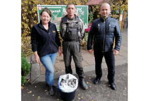 Мешканці Луцького зоопарку отримали «браконьєрські» ласощі від волинських рибоохоронців