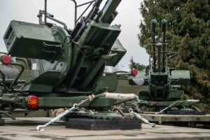 Порошенко привіз у Рівне 5 вантажівок DAF із зенітними установками: для боротьби з «шахедами» і захисту кордону з білоруссю (Фото, відео)