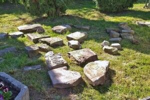 У Луцьку реконструювали будинок і знайшли фрагменти надгробків з єврейських поховань