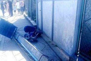 У Хусті лісовоз збив бетонного стовпа, який упав на візочок із дворічною дитиною