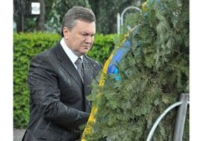 Вінок, який ударив Януковича, продали за 42000 гривень