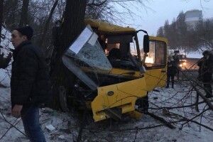 Через зіткнення маршруток двоє людей потрапили до лікарні