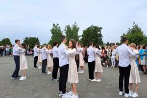 У Ковелі 300 випускників закружляли у шкільному вальсі