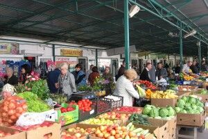 Кабмін дозволив відновити торгівлю продуктами на «Варшавці» та інших ринках Луцька