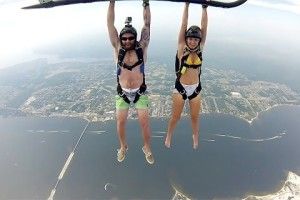 Заради слави двійко юних рівнян хочуть під Новий рік стрибнути з парашутом у самих лиш трусах (відео)