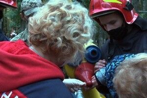 12-річний хлопчик застряг у конструкціях дитячого майданчика