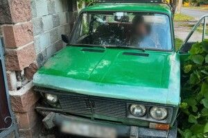 На Волині п’яний водій таранив мурований паркан