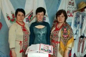 Старовижівчанка вишила  книгу із заповідями Божими