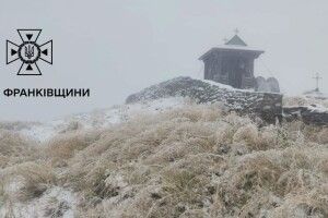 Перший подих зими у Карпатах: гору Піп Іван укрило снігом (Відео)