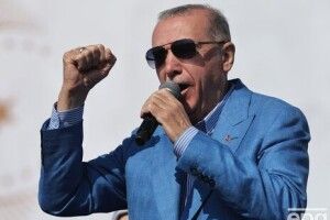 Ердоган за п'ять днів до виборів президента Туреччини підвищив зарплати держслужбовцям на 45%