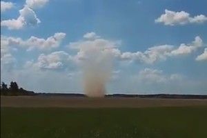 Журналістка зняла на відео смерч під Володимиром–Волинським