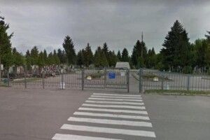 У Рівному 70-річна жінка застрягла в паркані, намагаючись потрапити на закрите через карантин кладовище