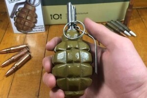 Самотню пенсіонерку підозрюють у торгівлі зброєю (Відео)