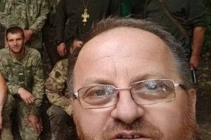 Капелан Волинської бригади показав селфі з військовими на фронті (Фото)