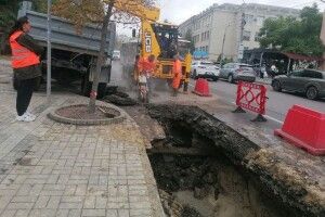 У центрі Луцька знайшли місце складного пориву: коли повернуть воду (Відео)