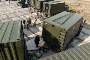 Мар’їнка, Авдіївка, Куп’янськ: бригадам з найгарячіших ділянок фронту Порошенко привіз техніку для ремонту бойових машин