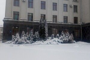 Луцьк замітає снігом: дороги і тротуари нечищені. Мер позбавив відповідальних осіб премії (Фото)