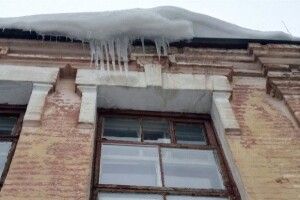 У Києві крижана брила серйозно травмувала жінку