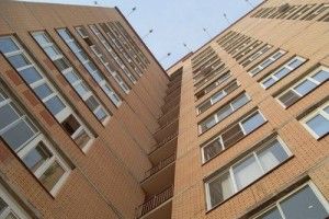 За незрозумілих обставин у Варшаві з вікна багатоповерхівки випав волинянин