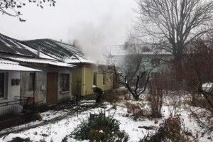 У центрі Луцька горить хата 