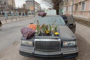 Фермер продає картоплю та цибулю просто з капота раритетного лімузина Lincoln (Фото)