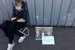 Школяр-підприємець біля супермаркету продає свої вироби та приймає замовлення (Фото)