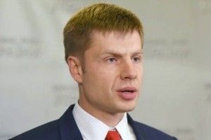 Не гречкою єдиною: нардеп Гончаренко обдаровує свій єлекторат шампанським та свічками