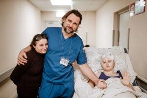 Осколок потрапив у голову: в «Охматдиті» врятували дівчинку
