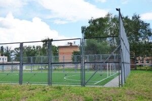 На шкільному спортмайданчику повісився хлопець