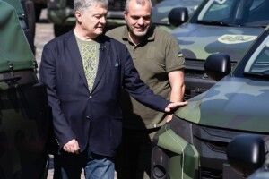 Найкраще для українських воїнів – Порошенко показав підготовлені автівки для фронту