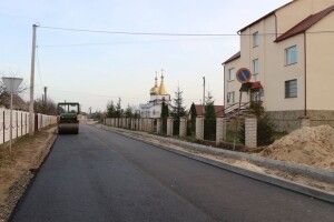 У Любешові на вулиці Льва Толстого укладають асфальт