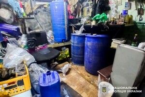 Спирт, гвинтівка та вибухівка: на Рівненщині провели обшуки гаражів місцевих мешканців