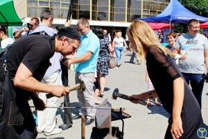 На Театральному майдані робили макіяж, зачіски і... шукали роботу
