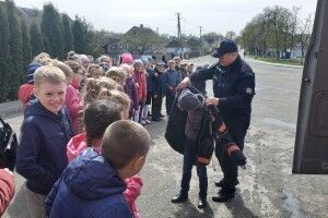 У Володимирці група учнів початкової школи роздягнула бійця ДСНС (фото)