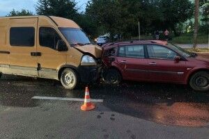 У Рівному бус врізався в зад легковика офіцера поліції (Фото)