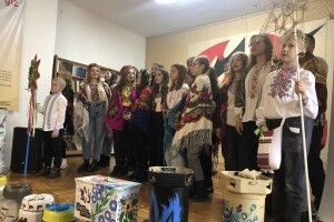У Луцьку юні колядники збирали гроші для бійців 14 ОМБр 