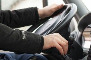 У Луцьку водій влетів у припарковане авто й утік: його судили