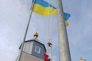 На Волині біля храму зірвали державний прапор