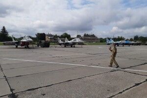 На луцькому аеродромі тренуються винищувачі