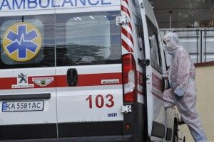 У Києві алконавт відлупцював медсестру та зламав ногу фельдшерці, обидві приїхали до нього на виклик 