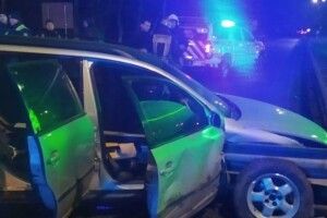 Священник за кермом авто врізався у відбійник: загинула його дружина й постраждала дочка (Фото)