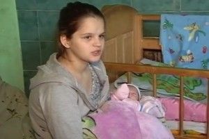 Обіцяного житла наймолодшій мамі України не дали, довелося поїхати на заробітки