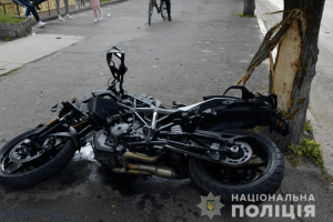 У Ковелі після зіткнення з авто мотоцикл в'їхав у дерево