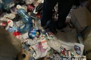 У помешканні кишіло тарганами і щурами: у матері забрали трьох дітей (Відео)