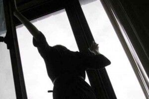 У Луцьку з вікна багатоповерхівки випала жінка