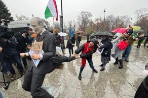 Активісти «витягали Орбана з дупи Путіна» (Фото)