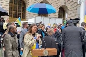 Солістка гурту KAZKA виконала гімн України в центрі Нью-Йорка (Відео)