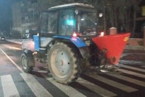 Комунальники Володимира борються з наслідками ожеледиці